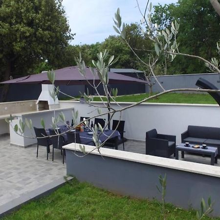 Apartment In Park Forest Soline Near The Sea Pjescana Uvala Exterior foto