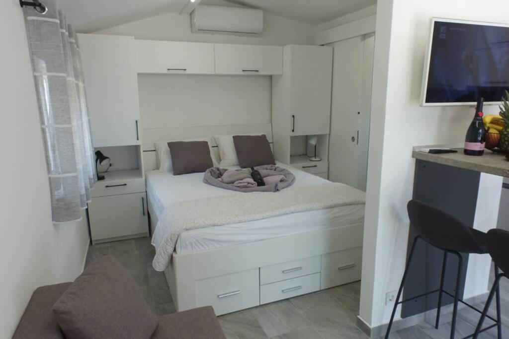 Apartment In Park Forest Soline Near The Sea Pjescana Uvala Exterior foto