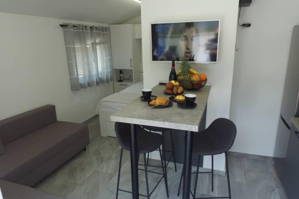 Apartment In Park Forest Soline Near The Sea Pjescana Uvala Exterior foto